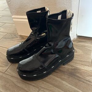 Patent leather fendi black and white zip up boots